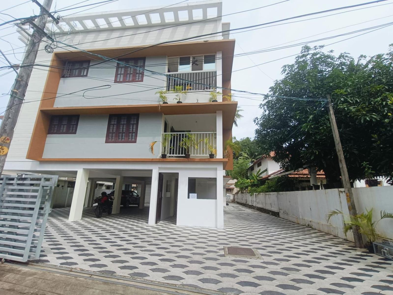 West Darshan Apartments And Villas 트리반드룸 외부 사진